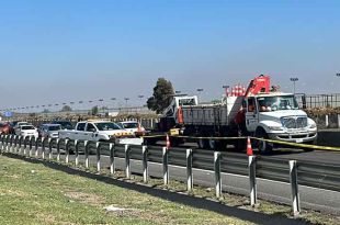 El motociclista salió proyectado y chocó contra el pavimento tras impactar contra una piedra.