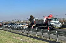 El motociclista salió proyectado y chocó contra el pavimento tras impactar contra una piedra.