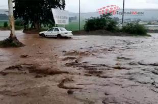 El vecino entrevistado refirió que con la tormenta de anoche, en la curva de "La Gasera" brincó el ensolve, obstaculizando el paso de los autos