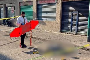 Cuerpo de un hombre quedó tendido en calles del centro de Texcoco tras ser atropellado.