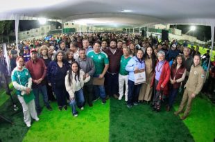 Autoridades y vecinos inauguraron la cancha rehabilitada de San Juan Totoltepec.