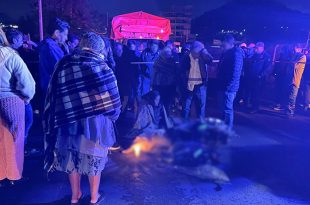 Un hombre y su hijo de aproximadamente dos años fallecieron luego de ser impactados por una camioneta de carga sobre la carretera La Marquesa-Tenango del Valle.