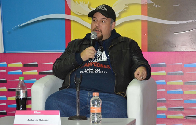 "El escritor tiene que enfrentarse a un camino lleno de obstáculos"