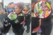 Policía de Chimalhuacán sostienen al recién nacido tras auxiliar a su madre durante el parto