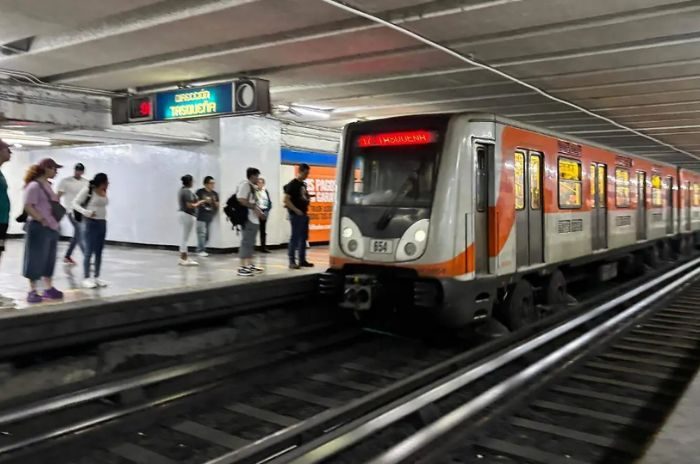 Línea 2 del Metro suspende servicio en cinco estaciones por manifestaciones.