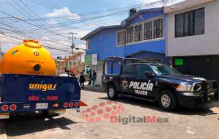 Una pipa de la empresa Unigas abastecia un tanque estacionario en la colonia Azteca