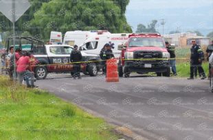 Elementos de la policía estatal y municipal resguardaron la zona del accidente mientras se realizaban las diligencias correspondientes en Santa Cruz Atizapán.