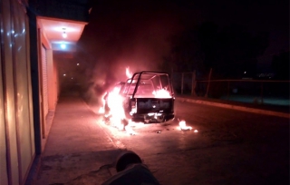 Queman patrulla de Ecatepec y un auto en plena calle