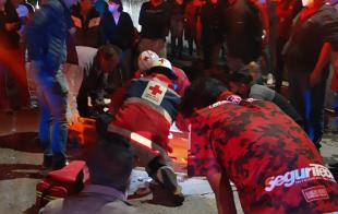 Un vecino explicó que el vehículo tipo Jetta color rojo atropelló a la pareja de motociclistas y después huyó del sitio.