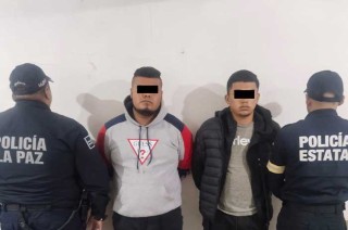 Policías de la Secretaría de Seguridad y municipales detienen a dos sujetos por robo con violencia