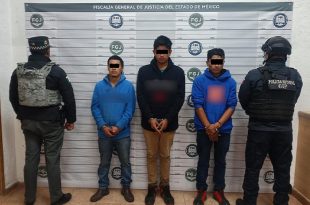 Los detenidos intentaron huir en un vehículo identificado por autoridades tras varios robos registrados en casetas de peaje de la autopista Toluca-Zitácuaro.
