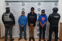 Los detenidos intentaron huir en un vehículo identificado por autoridades tras varios robos registrados en casetas de peaje de la autopista Toluca-Zitácuaro.