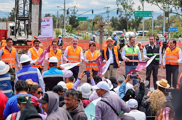 La gobernadora Delfina Gómez Álvarez encabezó el inicio de las obras del puente vehicular Peñón-Texcoco, acompañada por diputados de la LXII Legislatura mexiquense y autoridades estatales.