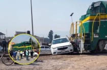 El tren alcanzó al vehículo y lo arrastró varios metros.