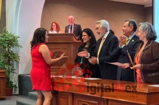 La ceremonia contó con la presencia de autoridades y líderes locales, destacando el impacto positivo de las galardonadas en la sociedad.