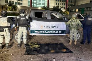 El vehículo robado en Metepec contenía un AK-47, cartuchos y equipo balístico con leyenda alusiva a grupo delictivo.