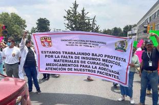 Con pancartas, personal médico denunció la falta de insumos.