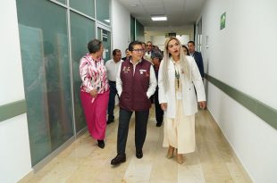 Celina Castañeda de la Lanza recorrió las instalaciones del Hospital General de Atenco durante la ceremonia por el primer aniversario del nosocomio.