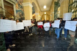 Integrantes del SUTESUAEM se manifestaron frente a Rectoría de la UAEMéx para exigir la restitución del anticipo de aguinaldo y mejores condiciones salariales.