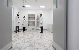 Se encuentra en las instalaciones del hospital San Pío en el complejo de salud más grande del país, Rosa Mística