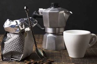 No limpiar tu cafetera italiana puede promover el crecimiento de moho.
