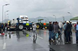 Ejidatarios de Tonanitla mantienen bloqueada la carretera libre hacia el AIFA.