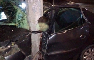 ¡Increíble, salió vivo! Queda prensado contra poste, en Coacalco