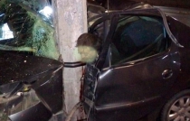 ¡Increíble, salió vivo! Queda prensado contra poste, en Coacalco