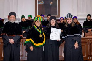 La rectora Martha Patricia Zarza Delgado encabezó la ceremonia en la que la UAEMéx entregó 51 grados de maestría y doctorado a egresadas y egresados de posgrado durante la Investidura Primavera 2026.