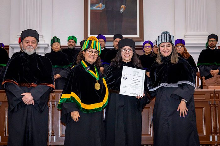La rectora Martha Patricia Zarza Delgado encabezó la ceremonia en la que la UAEMéx entregó 51 grados de maestría y doctorado a egresadas y egresados de posgrado durante la Investidura Primavera 2026.