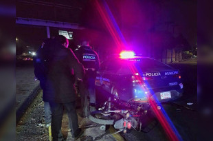 Según el reporte preliminar, el conductor de aproximadamente 25 años perdió la vida tras el choque, confirmado por la ambulancia MEX-586 de la Cruz Roja.