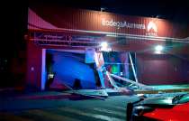 Unos sujetos derribaron la puerta de una tienda de autoservicio con la intención de sustraer la caja fuerte