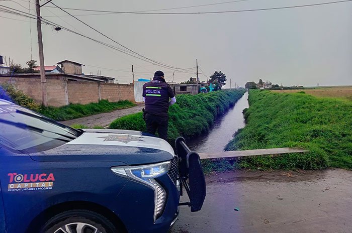 Cuadrillas municipales trabajan en distintos puntos de Toluca para retirar encharcamientos y ramas caídas tras la lluvia registrada este viernes.