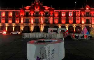 Un grupo rodó por la plaza una de las letras a manera de protesta, ahí se quedó la “O” tirada, con la leyenda “Tenemos miedo"
