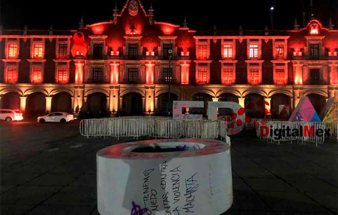 Un grupo rodó por la plaza una de las letras a manera de protesta, ahí se quedó la “O” tirada, con la leyenda “Tenemos miedo"