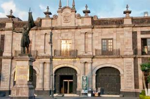 Ni siquiera se le proporcionó equipo de trabajo para desempeñarse.
