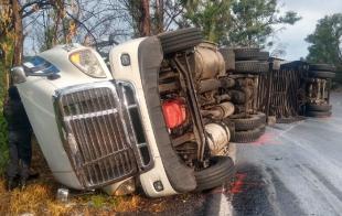 El incidente vial se suscitó en el kilómetro 97, cuando la unidad cayó sobre su lado derecho.