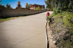 En diversos puntos del municipio, se han iniciado y completado obras similares con el objetivo de fortalecer la conectividad entre las diferentes comunidades.