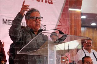 Ante más de 3 mil morenistas, llama a unidad interna, defiende la crítica política y pide definir candidaturas con encuestas transparentes.