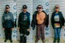 Tres hombres y una mujer fueron capturados en la colonia San Miguel Xico con bolsas de marihuana, probable metanfetamina y más de 14 mil pesos.