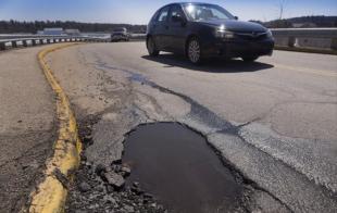 Automovilistas que circulan en los carriles de alta velocidad de la carretera Toluca-Palmilla piden a las autoridades ayuda con los baches