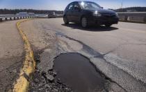 Automovilistas que circulan en los carriles de alta velocidad de la carretera Toluca-Palmilla piden a las autoridades ayuda con los baches