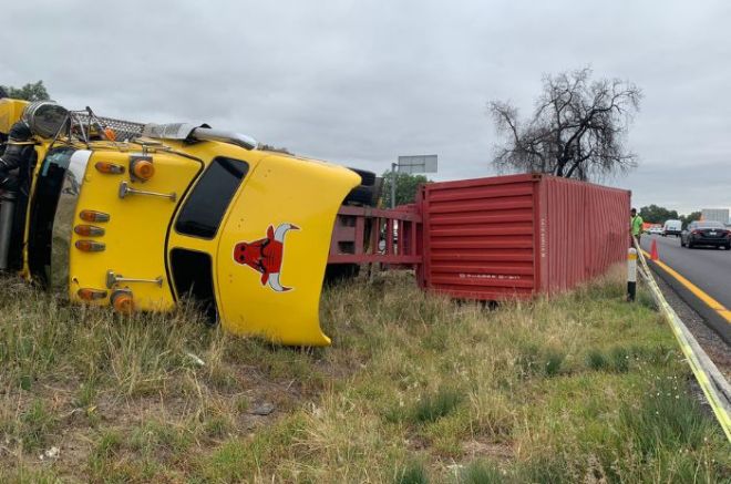 El conductor del tráiler se distrajo con el celular