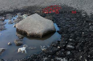 Para los automovilistas la temporada de lluvias también significa temporada de baches