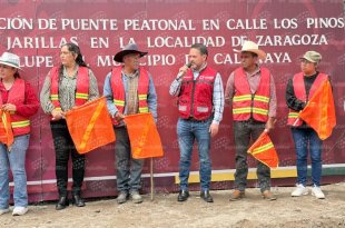 El presidente municipal de Calimaya, Omar Sánchez Velázquez, encabezó el arranque de la construcción del puente peatonal en la calle Los Pinos