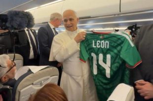 Papa León XIV posa con la playera personalizada de la Selección Mexicana durante su vuelo rumbo a Madrid.