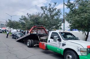 Las grúas retiran vehículos que obstruyen rampas y cruces peatonales