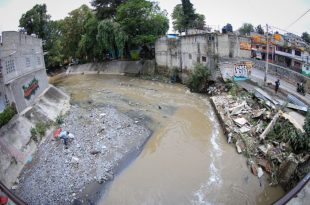 El desbordamiento del Río Hondo provocó daños estructurales en viviendas y dejó bardas en riesgo de colapso en Naucalpan.