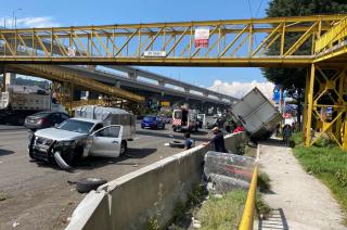 Ambulancias de la Cruz Roja llegaron para atender a los heridos en el lugar de los hechos.