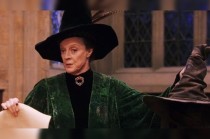 Maggie Smith, nacida el 28 de diciembre de 1934 en Ilford, Inglaterra, inició su carrera en el teatro antes de dar el salto al cine, su versatilidad y carisma la convirtieron en una de las actrices más admiradas de su generación.